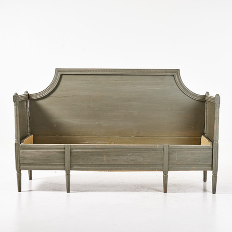 SOFFA, gustaviansk, 1800-tal, skuren dekor, gråmålad. på auktion hos Stockholms Auktionsverk Magasin 5