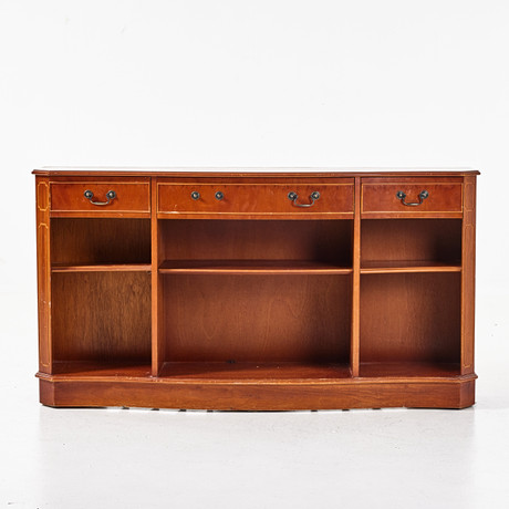 SIDEBOARD, 1900-talets andra hälft, engelsk stil, fanerat i körsbär, 3 lådor samt 3 justerbara hyllplan. på auktion hos Stockholms Auktionsverk Magasin 5