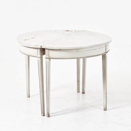 MÅNBORD, 1 par, 1800-tal, gustaviansk stil, bemålade. på auktion hos Stockholms Auktionsverk Magasin 5