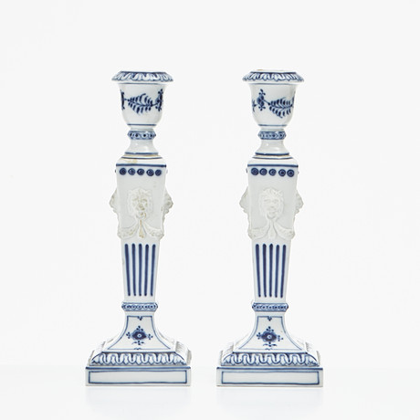 ROYAL COPENHAGEN, "Musselmalet", ljusstakar, ett par, porslin, Danmark, 1960-tal, nr 15. på auktion hos Stockholms Auktionsverk Magasin 5