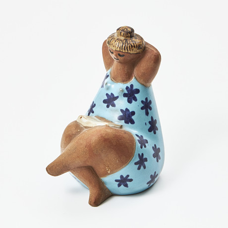 LISA LARSON. Figurin, "Emma", Gustavsberg, chamotterat och delvis glaserat stengods. på auktion hos Stockholms Auktionsverk Magasin 5