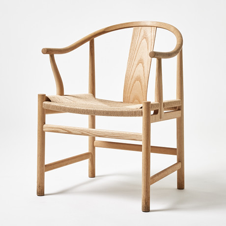 HANS J WEGNER. "Kinastolen", karmstol, PP Møbler, Danmark 2011, ask, flätad sits. på auktion hos Stockholms Auktionsverk Magasin 5