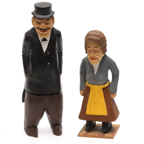 TRÄSKULPTUR. 2 st , En kvinna, Ekivok präst, 1900-tal, signerad "E.B.". på auktion hos Örebro Stadsauktioner