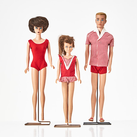 BARBIE, #850 SL Brunette Bubble Cut, KEN, #750 SL Blonde Molded Hair, SKIPPER, #0950 SL Brunette, Outfits, Acc på auktion hos Stockholms Auktionsverk Magasin 5