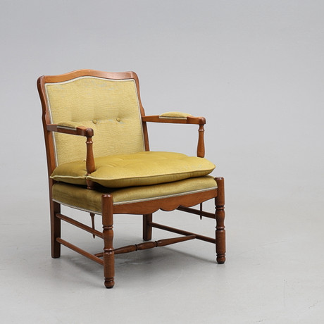 FÅTÖLJ, svarvade ben, 1900-talets andra hälft. Made in GDR (forna Östtyskland). på auktion hos Gomér & Andersson Jönköping