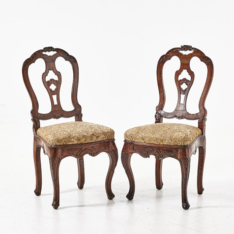STOLAR, 1 par, Sydeuropa Louis XV-stil. Valnöt med skulpterad dekor. på auktion hos Stockholms Auktionsverk Magasin 5