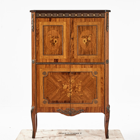 BARSKÅP, Gustaviansk stil, faner av olika träslag med intarsia, 1900-tal.