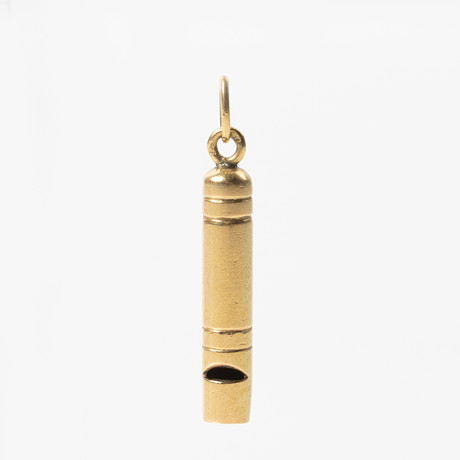 CARTIER (tillskriven) berlock/hänge, visselpipa, 18K guld. på auktion hos Stockholms Auktionsverk Helsingborg
