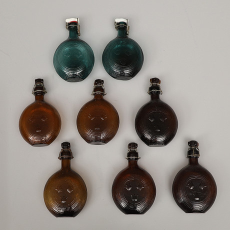 FÄLTFLASKOR, 6+2 st, svenska, 1800/1900-tal. på auktion hos Crafoord Auktioner Malmö