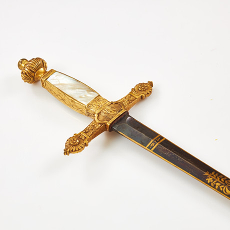 ÄMBETSMANNAVÄRJA. Empire, klinga med blånering och förgylld dekor i form av bla. Karl XIV Johans monogram, kor på auktion hos Stockholms Auktionsverk Sickla