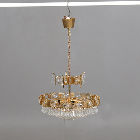 LJUSKRONA. Förgylld metall med prismor, 5 ljuspunkter, 1900-talets andra halva. på auktion hos Örebro Stadsauktioner