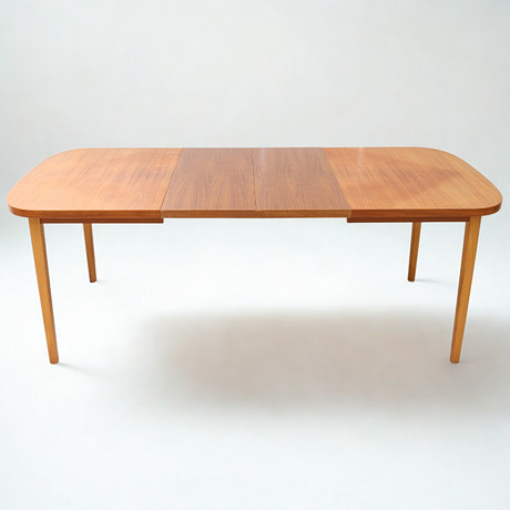 MATBORD, 1950-1960-tal, teak och bok, med 2 iläggsskivor, med rundade hörn. på auktion hos Falun Auktionsbyrå