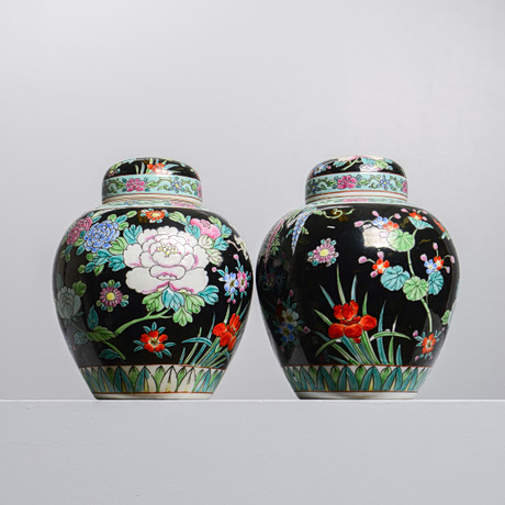 LOCKURNOR, 2 st, Kina, modern tillverkning, 1900-tal. på auktion hos Formstad Auktioner