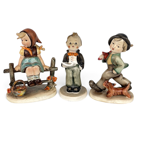 FIGURINER, 3 st, porslin, varav 2 st M.J.Hümmel, Goebel, Tyskland, 1900-talets första hälft. på auktion hos Roslagens Auktionsverk