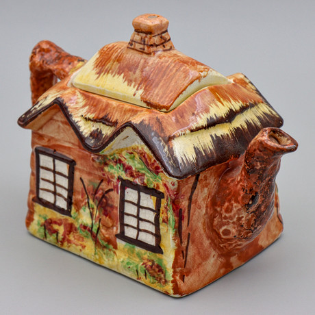 PRICE BROS, ÄLDRE TEKANNA I PORSLIN "YE OLDE COTTAGE", COTTAGE WARE, MADE IN ENGLAND, 1900-TALETS FÖRSTA HÄLFT på auktion hos Auktionskammaren Sydost Kalmar