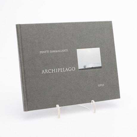 PENTTI SAMMALLAHTIS "ARCHIPELAGO" I FÖRSTA UPPLAGAN, 2004 - MED DEDIKATION. på auktion hos Crafoord Auktioner Lund