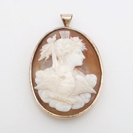 C.A HEDBLOM, HÄNGE MED SNÄCKKAMÉ, förgyllt silver, Stockholm, 1892.