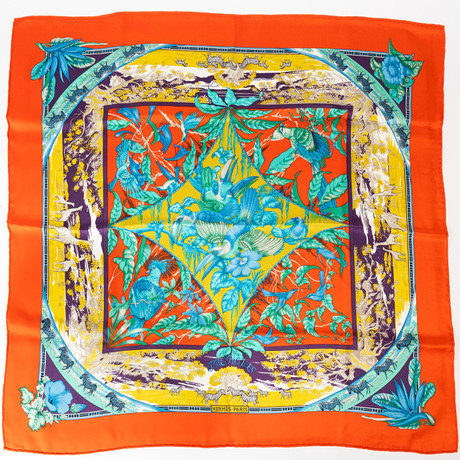 HERMÈS. Scarf, "Tropique", design Laurence Bourthoumieux 1987, denna edition trol 1990-tal. på auktion hos Auktionshuset Kolonn