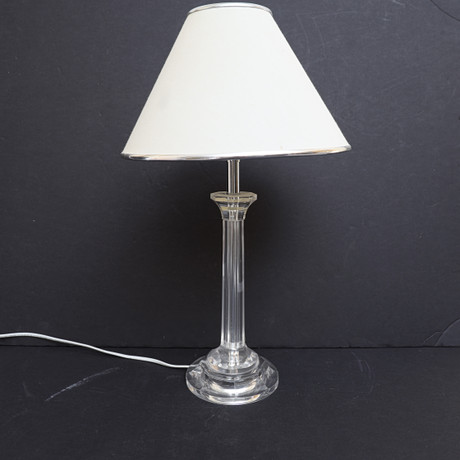 BORDSLAMPA, Globen Ab, akryl samt textil skärm. på auktion hos Falun Auktionsbyrå