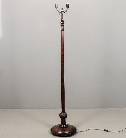 GOLVLAMPA Bonad björk, 1930-tal. på auktion hos Karlstad Hammarö Auktionsverk