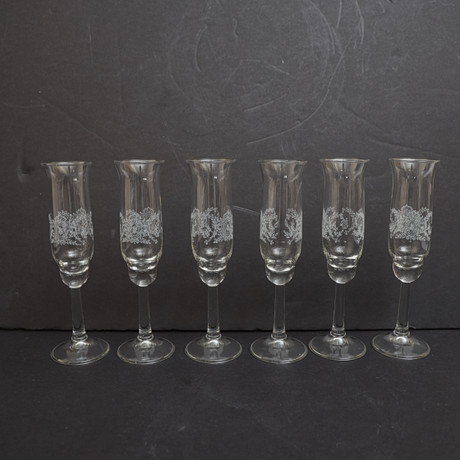 CHAMPAGNEGLAS, 6st, med dekor av lagerkransar. på auktion hos Falun Auktionsbyrå