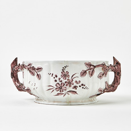 KAROTT, fajans, Frankrike, troligen Lunéville, 1700-tal, rund form, dekor av blommor i magenta, hänklar i form på auktion hos Stockholms Auktionsverk Magasin 5