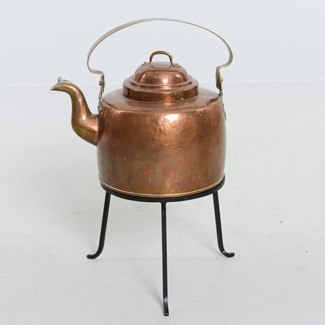 STOR KAFFEPANNA med ställning, 1800/1900-tal. på auktion hos Formstad Auktioner