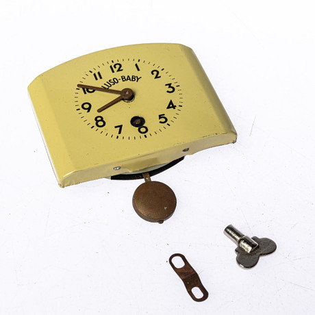 MINIATYRKLOCKA, Väggur för dockskåp, plåt, "Luso Baby", Tyskland, 1940-tal. på auktion hos Handelslagret Auktionsservice
