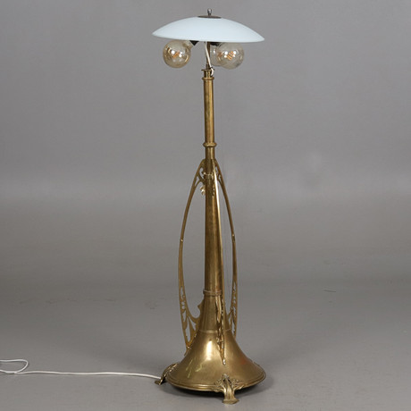 GOLVLAMPA. Mässing, jugendstil, 1900-talets tidigare del. på auktion hos Örebro Stadsauktioner