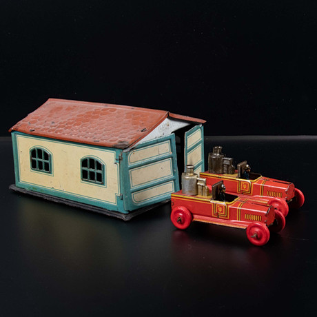 GEORG FISHER. Penny toy brandbilar och garage. på auktion hos Laholms Auktionskammare