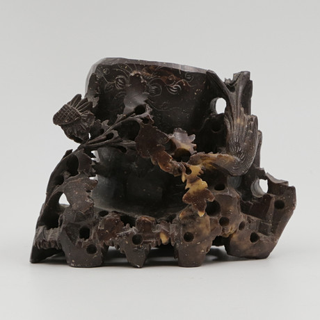 PENSELSTÄLL / PENSELBAD, KINA, SOAPSTONE, 1900-TAL. på auktion hos Auktionskammaren Sydost Kalmar