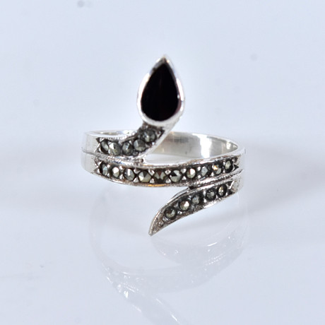 RING, sterlingsilver med markasiter. på auktion hos Halmstads Auktionskammare