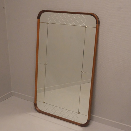 HOVMANTORP. VÄGGSPEGEL. MODELL 7418. SWEDISH MODERN. 1940/50-TAL. på auktion hos Björnssons Auktionskammare