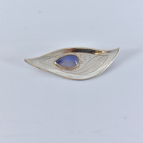 BROSCH, silver, Ge-Kå Kaplan Stockholm 1956. på auktion hos Halmstads Auktionskammare