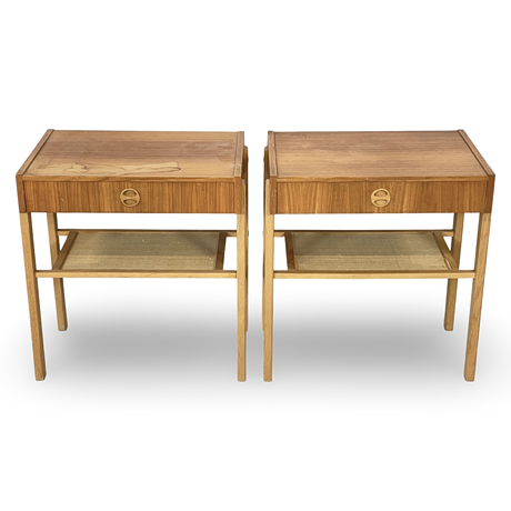 SÄNGBORD, ett par, teak/ek, 1900-talets andra hälft. på auktion hos Roslagens Auktionsverk