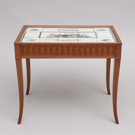 SIDOBORD MED EMALJMÅLAT KAKEL, signerat Edgar Böckman 1930. Stomme av mahogny med flatskuren nollist. på auktion hos Crafoord Auktioner Lund