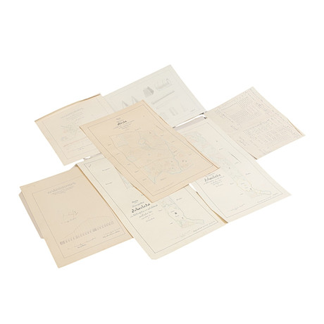 KARTOR, AVVÄGNINGSPROFILER & KOSTNADSUTRÄKNING, 7 delar, för dikesanläggning, papper, 1910-tal. på auktion hos Gomér & Andersson Nyköping