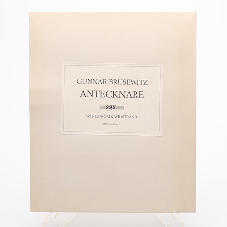 BIBLIOFILI. GUNNAR BRUSEWITZ ANTECKNARE MED EN SIGNERAD FÄRGLITOGRAFI. NR. 285 AV 300 EXEMPLAR. på auktion hos Crafoord Auktioner Lund