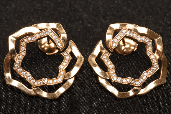 PIAGET ROSE. ÖRHÄNGEN (2) , 18 K, ROSEGULD MED DIAMANTER . på auktion hos Örebro Stadsauktioner