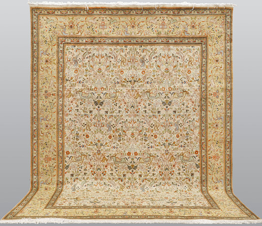 MATTA. Figural Täbriz s.k Tabatabai. 377 x 288 cm. på auktion hos Södermanlands Auktionsverk