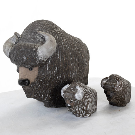 GÖRAN ANDERSSON. Figuriner, 3st bisonoxe, stengods, Upsala-Ekeby. på auktion hos Handelslagret Auktionsservice