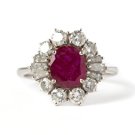 RING, 18K vitguld med briljantslipade diamanter totalt ca o.80 ct, trapetsslipade diamanter, totalt ca 0.30 ct på auktion hos Stockholms Auktionsverk Göteborg