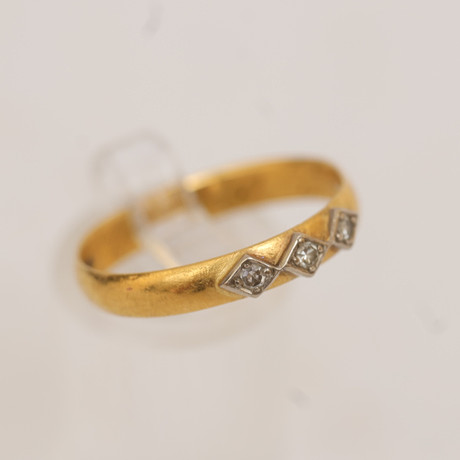 RING 23k, guld, med 3st infattade diamanter.