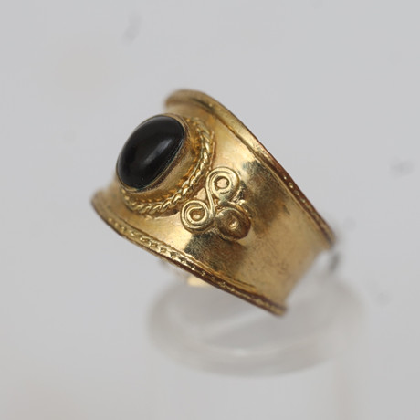 RING, mässing, med infattad dekor.