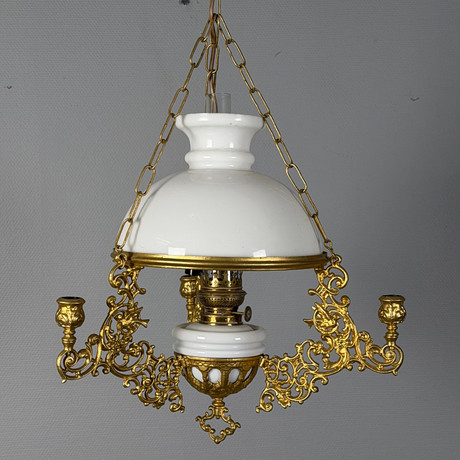 TAKFOTOGENLAMPA, sekelskifte 1900, 3-armad, bronserad stomme med genombruten dekor, , kupa i vitt glas, senare på auktion hos Skandia Auktion