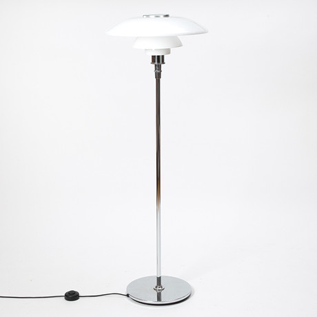 POUL HENNINGSEN. Golvlampa, "PH 4½-3½", Louis Poulsen. på auktion hos Stockholms Auktionsverk Göteborg