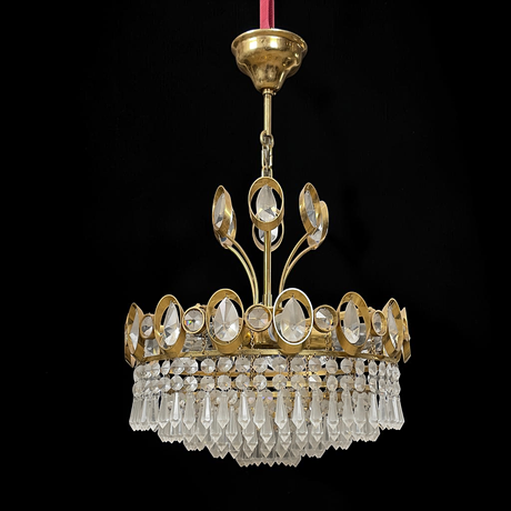TAKLAMPA, med prismor, gulmetall, 1900-talets andra hälft. på auktion hos Roslagens Auktionsverk