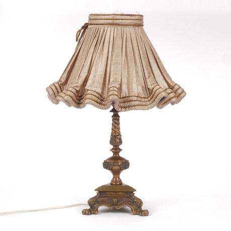 BORDSLAMPA, mässing, rokokostil, 1900-talets sista del. på auktion hos Auktionsfirma Kenneth Svensson i Kalmar