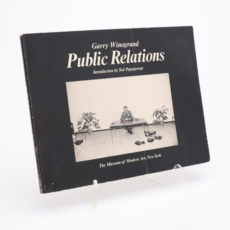 GARRY WINOGRANDS "PUBLIC RELATIONS" I FÖRSTA UPPLAGAN, 1977. på auktion hos Crafoord Auktioner Lund