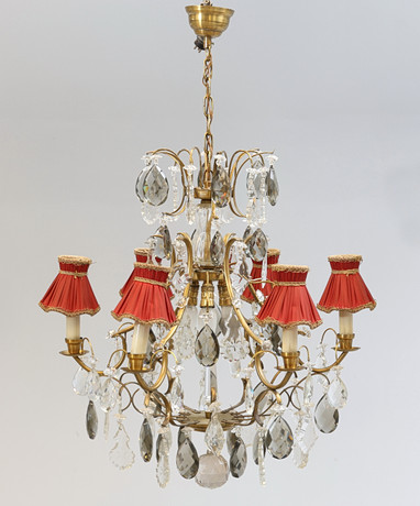 LJUSKRONA med prismor, rokokostil, 1900-tal. på auktion hos Gomér & Andersson Nyköping